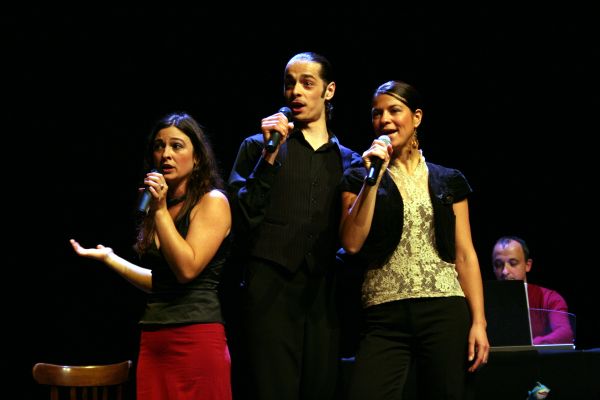 Hélène, Emilie et Geoffroy chantent Framboise.
