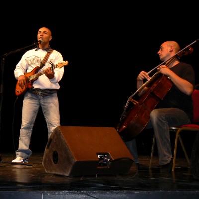 Camel Arioui a la guitare et Arnaud Houpert au violoncelle