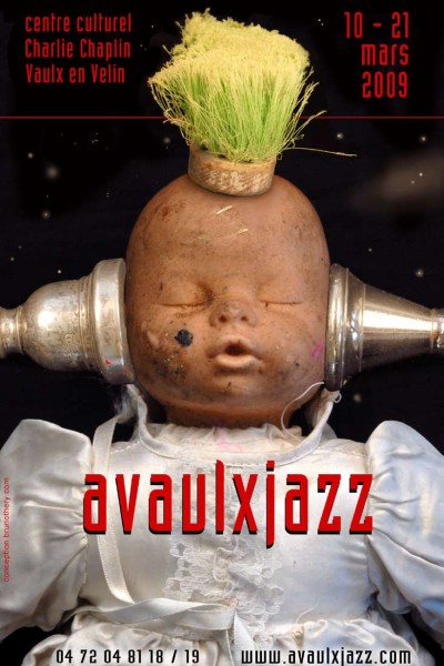 visuel a vaulx jazz réalisé par théry, une poupée communiante, port esur la tête une houpette vertge, des embouchures de trompettes dans les oreilles.